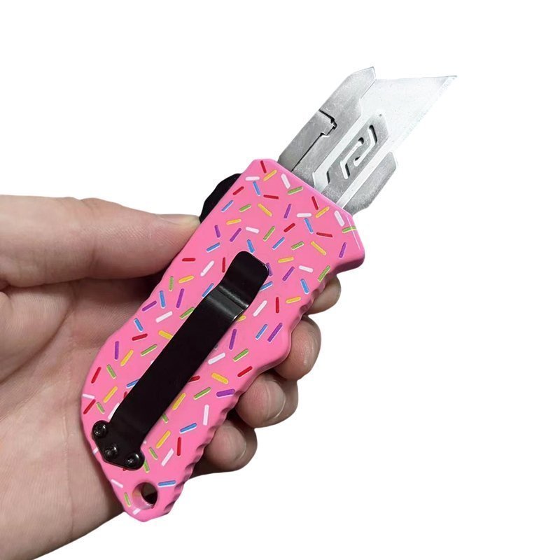 O1CN01825cKE1NqvMtb8XUM_2210935131622-0-cib.jpg Nóż do kartonów użytkowy Nóż UK Dessert Warrior Donut Nóż Box Cutter